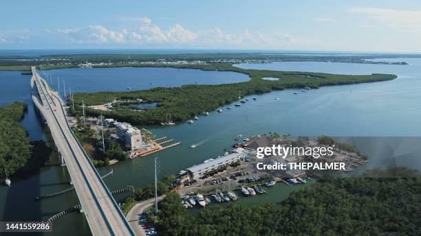 die florida keys - key largo bridge drohnenblick bei sonnenuntergang - key largo stock-fotos und bilder