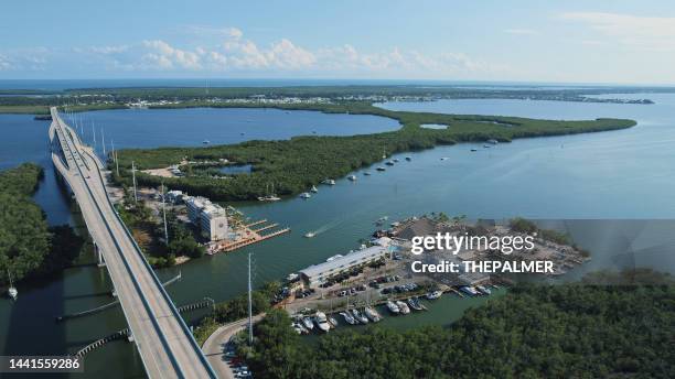 les florida keys - key largo bridge vue par drone au coucher du soleil - florida bridge photos et images de collection