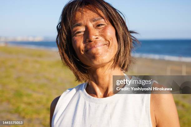 portrait of senior smiling for the camera - 茅ヶ崎市 fotografías e imágenes de stock