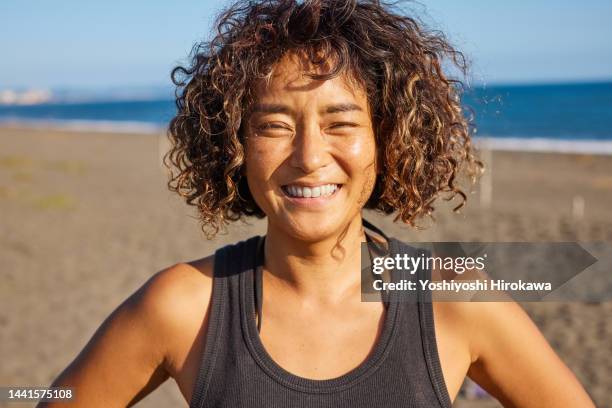 portrait of smiling for the camera - schoonheidsspecialist natuur stockfoto's en -beelden