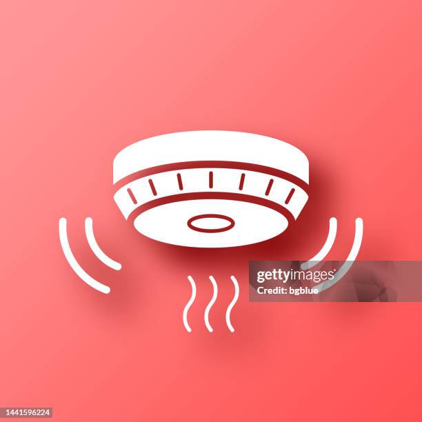 ilustraciones, imágenes clip art, dibujos animados e iconos de stock de detector de humo. icono sobre fondo rojo con sombra - smoke-detector-with-smoke