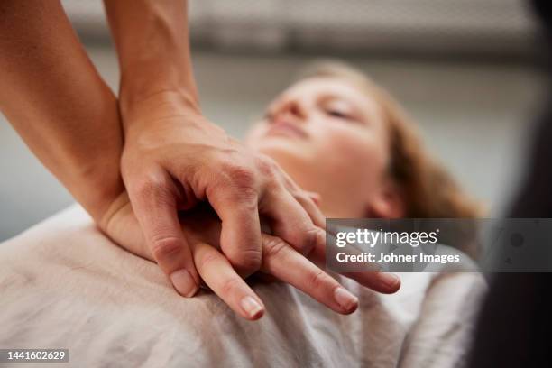 teacher giving first aid training - gesture photos et images de collection