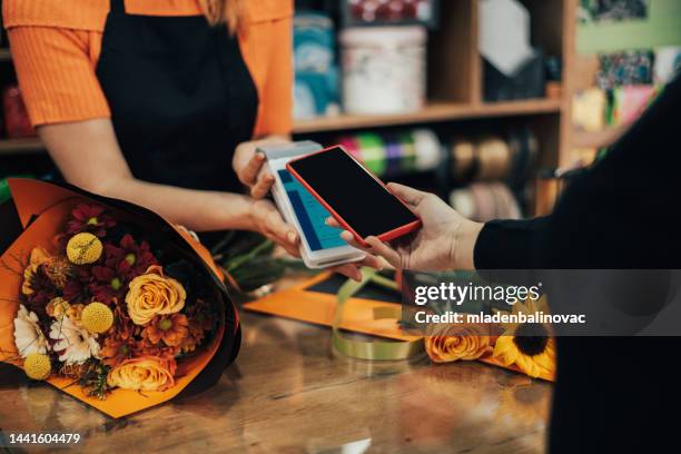 paiement mobile - boutique de souvenirs photos et images de collection