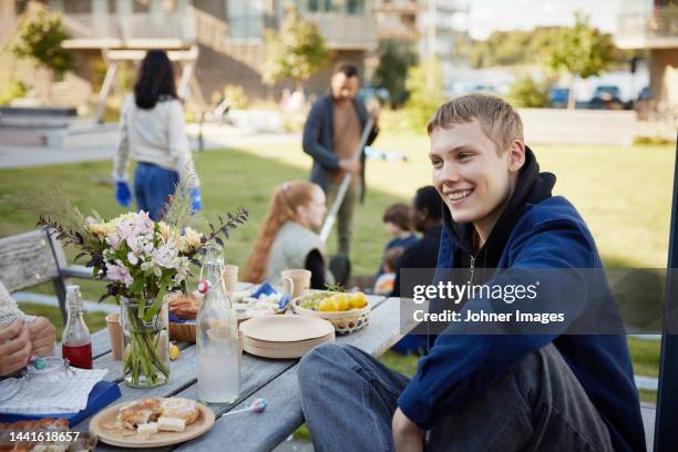neighbors relaxing in communal outdoor area - coffee break party stockfoto's en -beelden