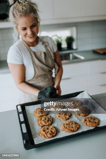 smiling woman in kitchen - ワックスペーパー ストックフォトと画像