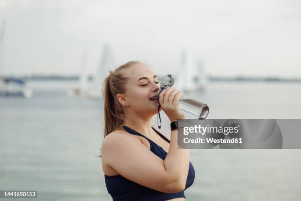 woman drinking water after workout - victorias secret photos - fotografias e filmes do acervo