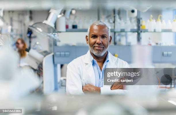 retrato de un científico en el laboratorio - microbiologist fotografías e imágenes de stock