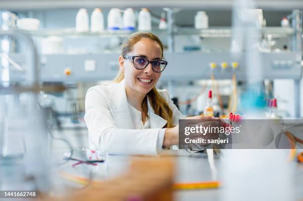 scienziato che lavora in laboratorio - women in stem foto e immagini stock