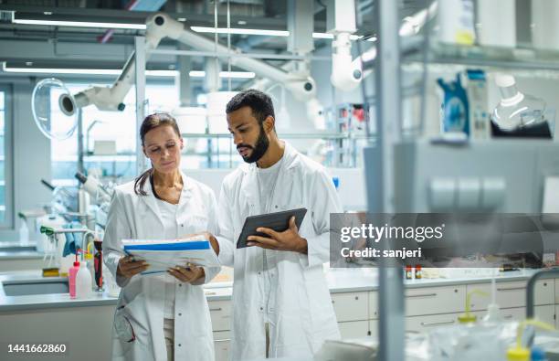 scienziati che lavorano in laboratorio - department of health and human services foto e immagini stock