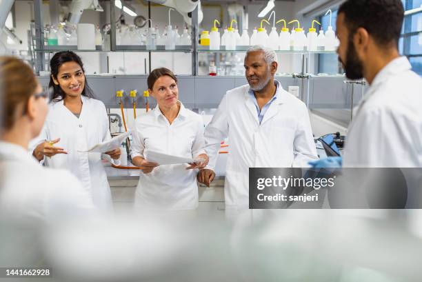 wissenschaftler treffen sich - wissenschaftliche forschung stock-fotos und bilder