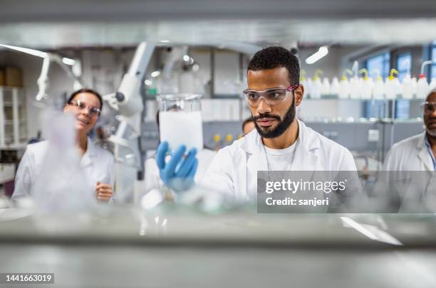 scientists working in the laboratory - lab science moderne stockfoto's en -beelden