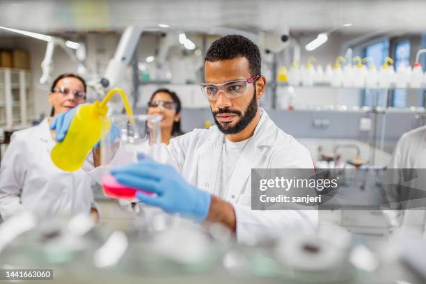 scienziati che lavorano in laboratorio - macchie di colore foto e immagini stock