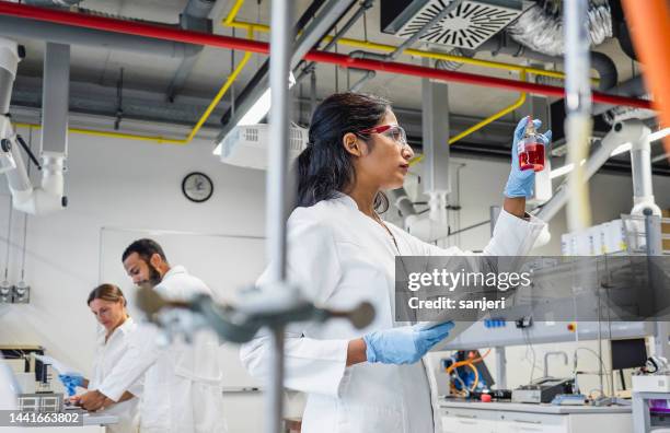 científicos que trabajan en el laboratorio - química fotografías e imágenes de stock