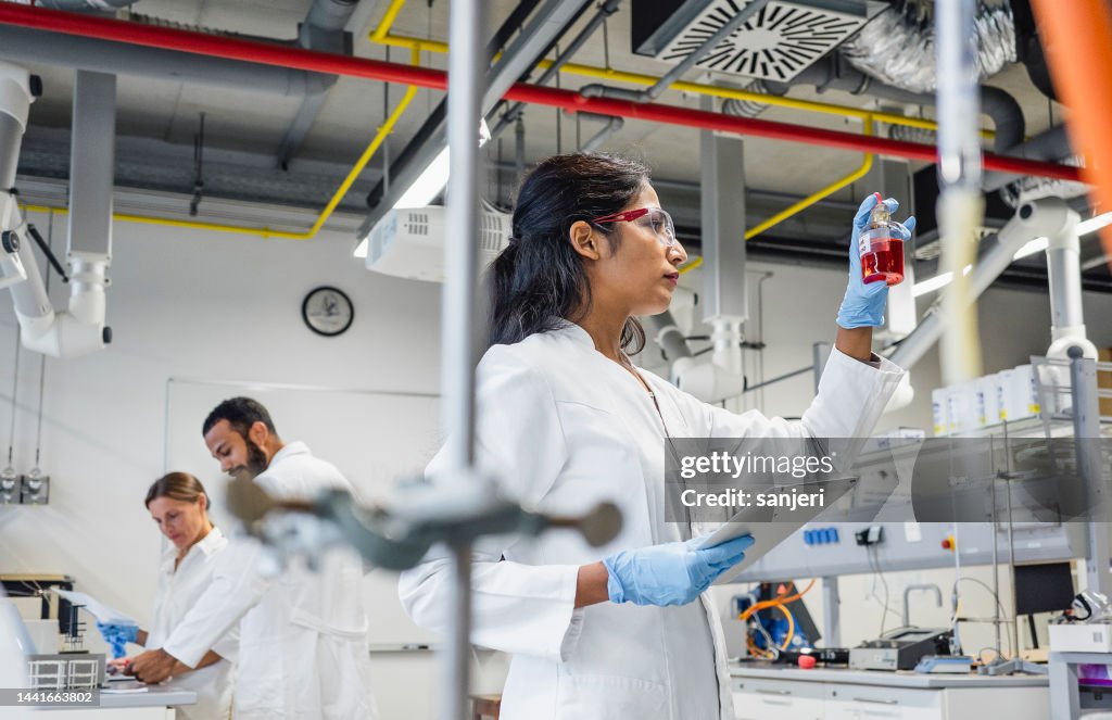 Scientifiques travaillant dans le laboratoire