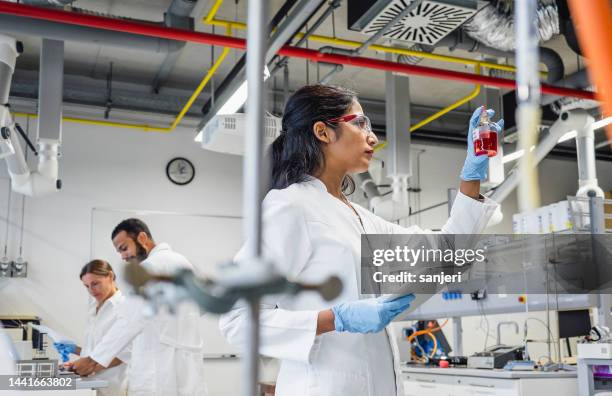 scientists working in the laboratory - químico imagens e fotografias de stock