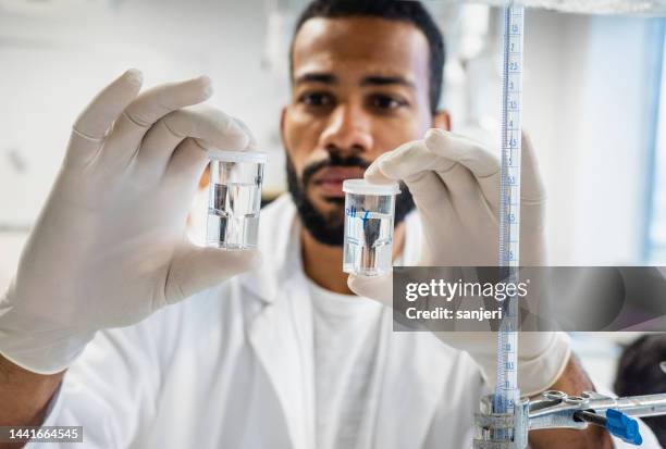 científico trabajando en el laboratorio - microbiologist fotografías e imágenes de stock