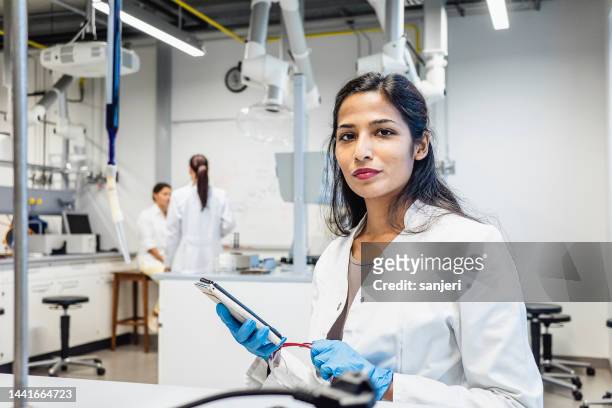 científicos que trabajan en el laboratorio - microbiologist fotografías e imágenes de stock