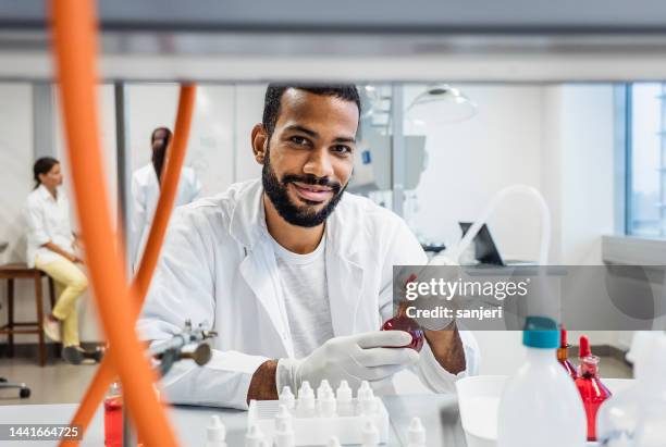 scientist working in the laboratory - cancer research institute stock pictures, royalty-free photos & images