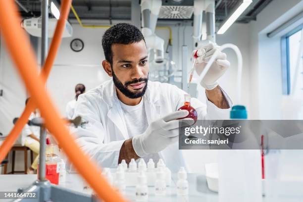 scientist working in the laboratory - science research stock pictures, royalty-free photos & images