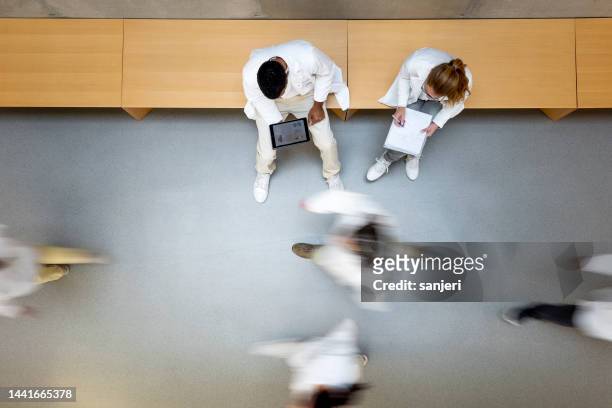 scienziati che camminano nel corridoio - department of health and human services foto e immagini stock