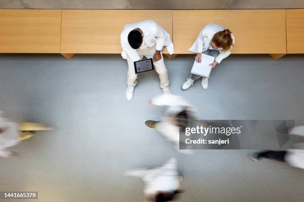 scientists walking in the corridor - department of health and human services 個照片及圖片檔