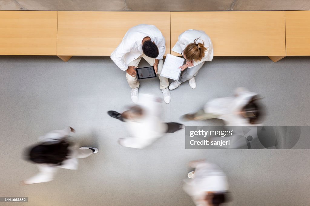Científicos caminando por el pasillo
