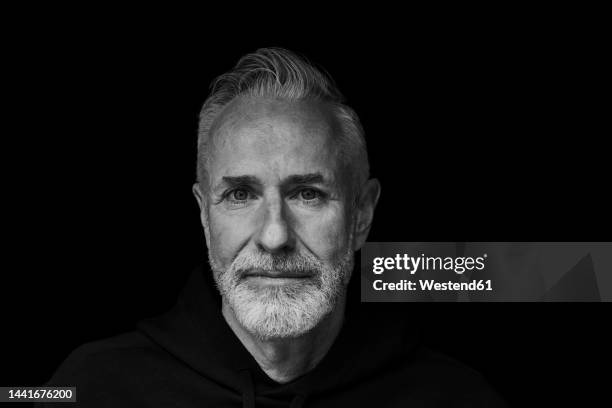 mature man against black background - blanco y negro fotografías e imágenes de stock