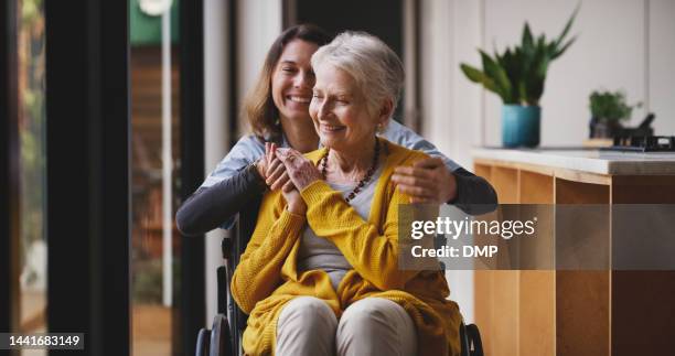 krankenschwester, behinderung und pflege mit einer älteren frau im rollstuhl während eines besuchs einer pflegekraft in einem altersheim. versicherung, medizin oder gesundheitsversorgung mit einer pflegerin und einer reifen patientin in einem haus - altenpfleger stock-fotos und bilder