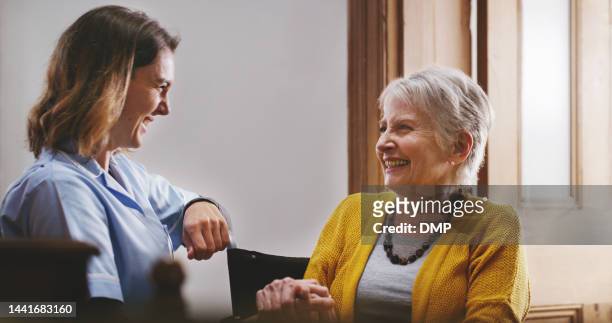 infirmière, femme âgée et femmes parlant ensemble dans une maison de retraite avec le sourire et le rire. médecin heureux, conversation et discussion amusante dans une maison de retraite passer du temps de qualité dans une maison de soins - instant messaging photos et images de collection