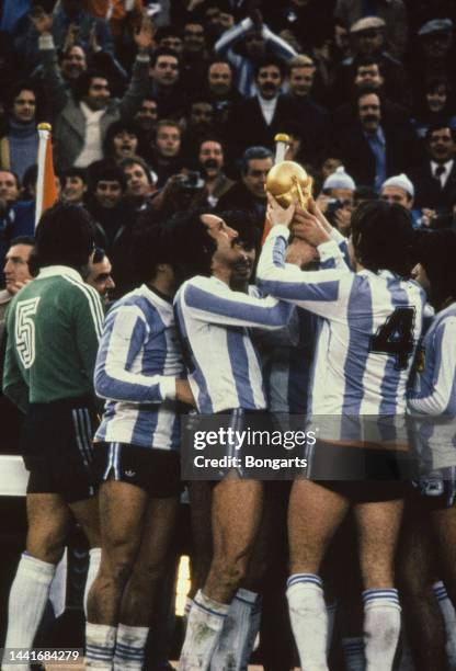 Argentine goalkeeper Ubaldo Fillol , Argentine footballer Leopoldo Luque , and Argentine footballer Daniel Bertoni with the FIA World Cup trophy...