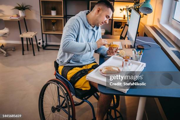 siempre tengo hambre cuando trabajo - eternidad fotografías e imágenes de stock
