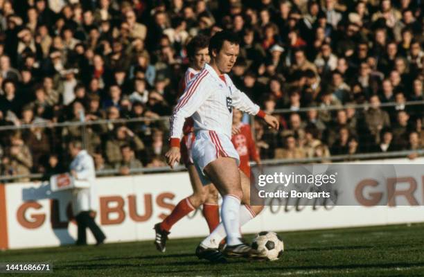 German footballer Franz Beckenbauer in action for Hamburger SV against Bayer Leverkusen players, match, Federal Republic of Germany, circa 1981. A...