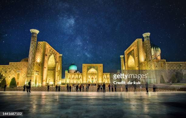 registan square in samarkand at night, uzbekistan - minaret stockfoto's en -beelden