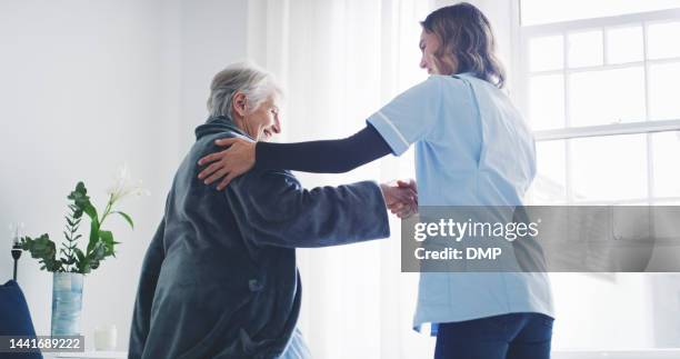 l'infermiera aiuta la vecchia, la camera da letto la casa di cura e il supporto, la gentilezza e la fiducia medica del servizio di assistenza domiciliare. riabilitazione di caregiver, operatori sanitari e anziani anziani in una casa di riposo felice - ospizio foto e immagini stock