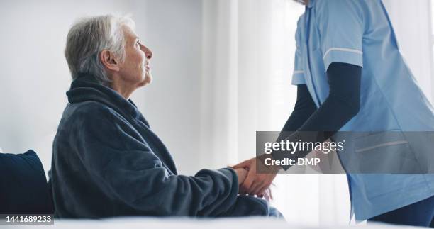 infermiera, assistenza sanitaria e disabilità con una paziente anziana in un ospedale o in una casa di riposo con il suo caregiver. aiuto, supporto e assicurazione medica con una donna matura e badante in una casa - ospizio foto e immagini stock