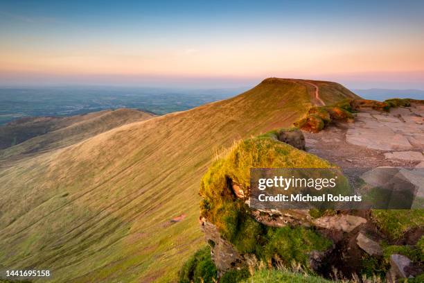 pen y fan from corn du in the brecon beacons, wales. - powys ストックフォトと画像