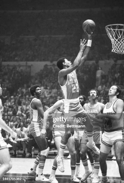 John Drew scores with a layup for the Atlanta Hawks during a game against the New York Knicks.