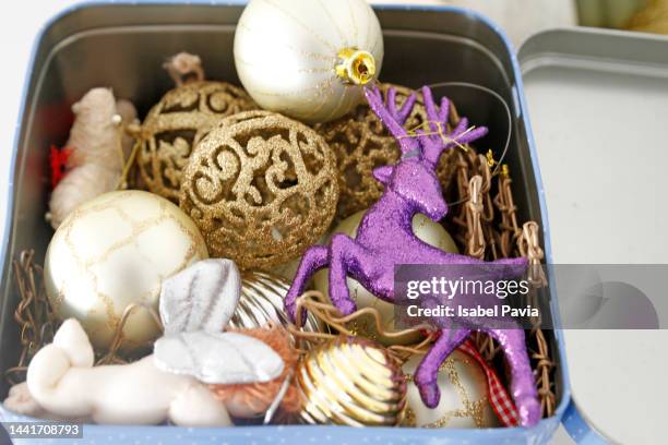 box with christmas ornaments. close-up - takedown stock-fotos und bilder