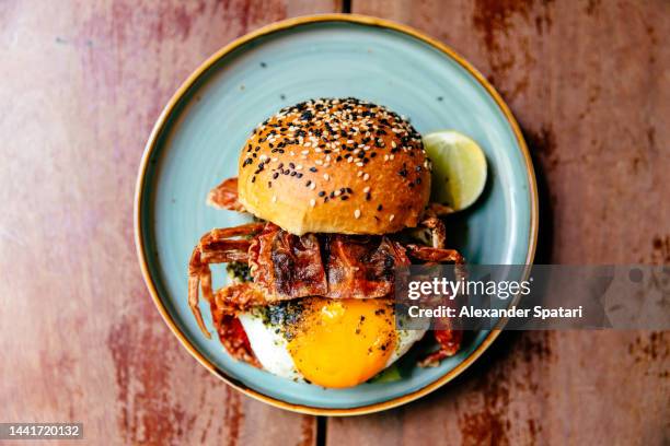 crab burger, directly above view - nobody burger colour image not illustration stockfoto's en -beelden