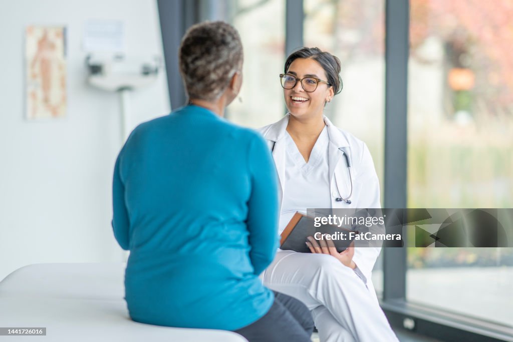 Arzttreffen mit einem älteren Patienten