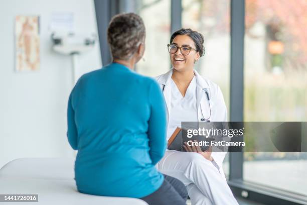 reunión del médico con un paciente mayor - test médical fotografías e imágenes de stock