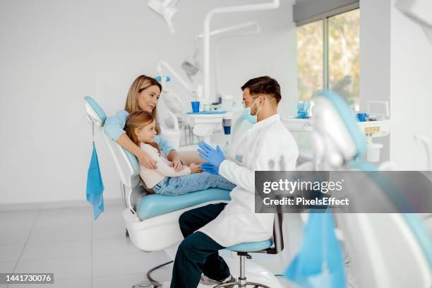 madre e figlia alla clinica dentale - dentista bambini foto e immagini stock