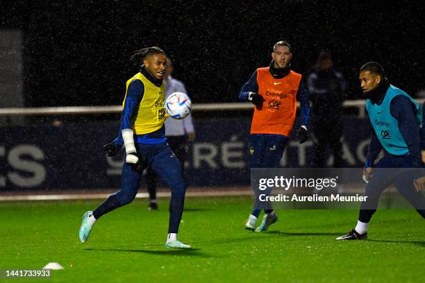 Christopher Nkunku controls the ball during a France team training session at Centre National du Football on November 15, 2022 in...