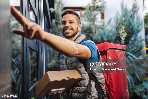 zusteller klingelt an der gegensprechanlage - mailman stock-fotos und bilder