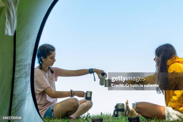 two women having breakfast in free camp - sharing coffee stockfoto's en -beelden