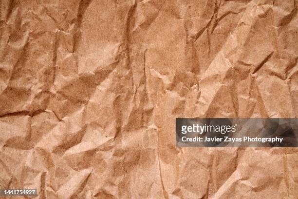 recycled brown crumpled paper - papel de pão - fotografias e filmes do acervo