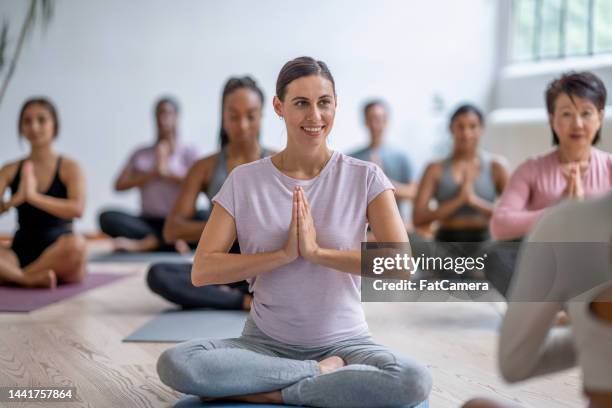 adult yoga class - yoga studio stock pictures, royalty-free photos & images