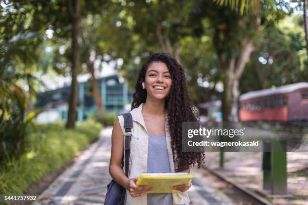 ritratto esterno di una studentessa universitaria - studentessa foto e immagini stock