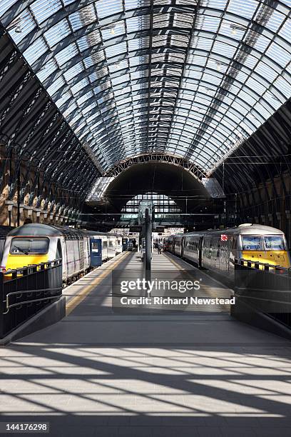 trains at platform - キングスクロス駅 ストックフォトと画像