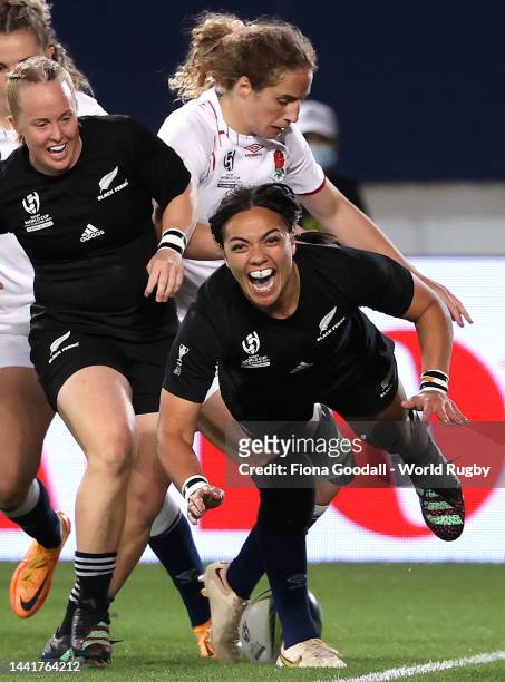 Stacey Fluhler of New Zealand scores a try during the Rugby World Cup 2021 Final match between New Zealand and England at Eden Park on November 12,...